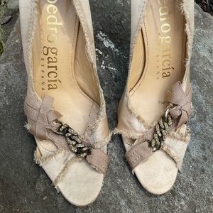 PEDRO GARCIA cream silk/satin chain high heels size 7